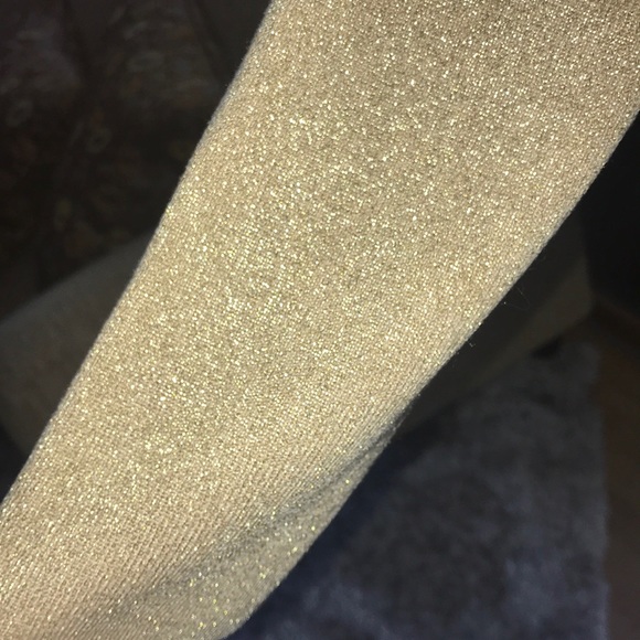 🔥TOTAL VAMP TOP — U-Knit. Glistening Gold Shimmer. Off Shoulder 🌺 STUNNING !♥️ - Picture 7 of 8